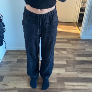 Svarta linnebyxor  - Dessa svarta linne byxor kommer ifrån arket och är i storlek xs. Dessa byxor är i bra kvalite och är väldigt sköna. Ursprungliga priset 600kr och jag säljer dem för 200kr💗