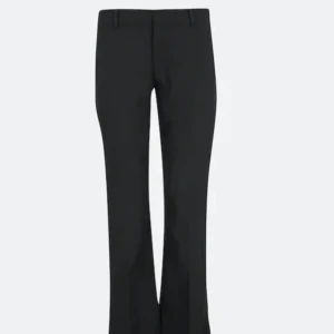 Kostymbyxor - Säljer mina kostymbyxor då dom har blivit för korta. Det är ett par kostymbyxor från bik bok i stl 34, skriv för mer bilder och info ❤️