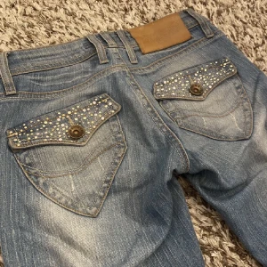 Lågmidjade Jeans - Jätte fina bootcut jeans med tryck där bak💗 Tyvärr för små för mig så har ingen bild med dem på och även därför jag säljer💓Köpta nyligen på plick för 310kr💗Vet tyvärr inte storleken men skulle gissat på en xs/s. 