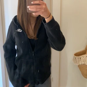 Tjocktröja från Nike  - Andvänd flertal gånger men i super bra skick, lite nopprig men inget man ser på långt håll, lätt fixat med en noppermaskin. Ny pris 499kr, köparen står för frakten. Skriv privat för fler bilder 💞 pris kan diskuteras.