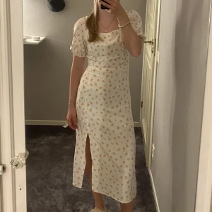 Klänning - Klänning i storlek 36, använd 1 gång.