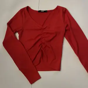 Säljer min röda långärmade tröja som är i storlek XS. Den köpte jag från BikBok! I gott skick!