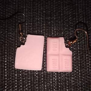 Choklad öronhängen - Detta är ett par fina rosa öronhängen till bra pris,hoppas att ni vill köpa