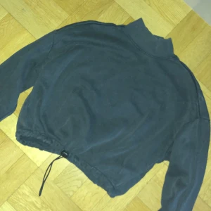Cropped sweatshirt - Kort tröja med dragsko i midjan och halv hög krage  Använd 1gång Washed effekt Är en Xs men passar också S