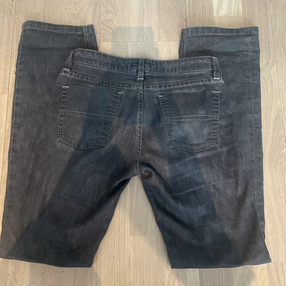Säljer dessa gö snygga  bootcut Filippa k jeans💕 har storlek 32 i svenska jeans o dessa passar mig toppen 💕 innerbenslängd 76. Jeans & Byxor.