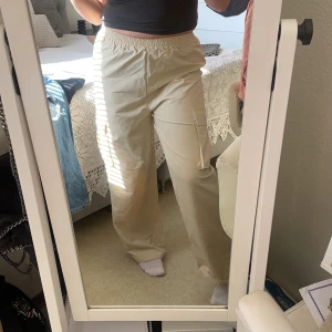 Cargobyxor - Säljer dessa cargobyxor från shein då dem aldrig använts och är för stora på mig. Är 170 cm lång så tror hade passat längre också🥰
