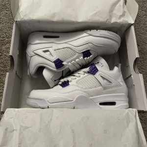 Air Jordan 4 Purple Metallic - Skor, stl. 41, Herr Hej!  Jag säljer dessa Air Jordan 4 purple metallic, jag har haft på mig dom tre gånger och vart man än går så får man komplimanger på skorna. Skorna är väldigt snygga och sköna, skorna är från flight club. Skorna är i ny skick.