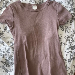 Gammalrosa t-shirt H&M - Säljer en gammaldagsrosa ribbad t-shirt från H&M då den är för stor för mig