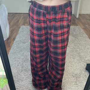 Pyjamasar byxor  - Säljer ett par fina röda pyjamas byxor. Pga ingen användning 