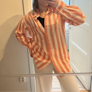 Randig skjorta  - Randig second hand skjorta. Superfin och tjockt tyg. 