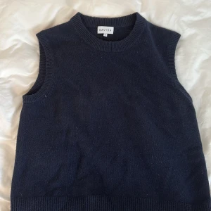 Mohairväst - En mohair väst från Davida använd endast en gång! Storlek M men sitter som S. Den är mörkblå.
