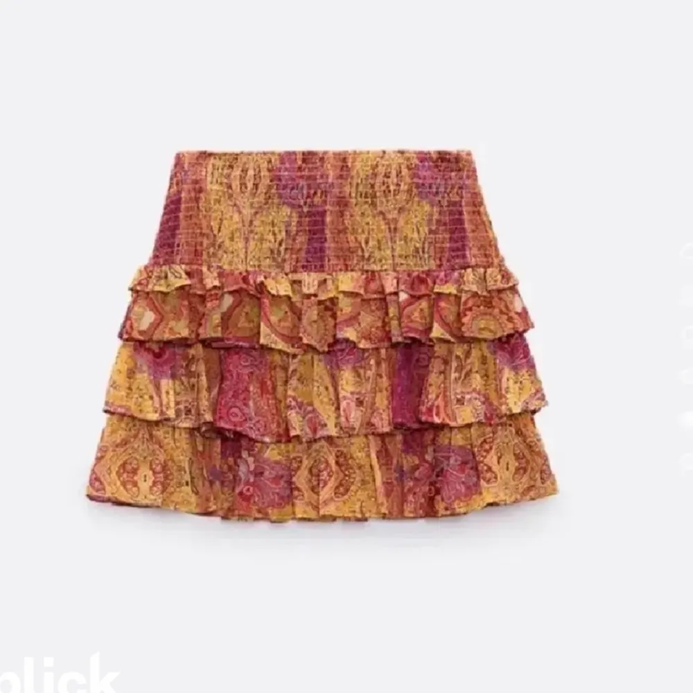 Säljer en liknade kjol som denna zara kjol. Min är från Hm och i väldigt bra skick💕💕💕. Kjolar.