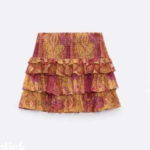 Säljer en liknade kjol som denna zara kjol. Min är från Hm och i väldigt bra skick💕💕💕