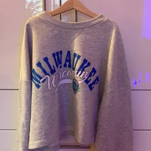 Gina tricot tröja😻 - Jag säljer denn tröja för att den var lite stor på mig och för att jag har bara andvänt den 1 gång😀 kostade 300 kr! Det står ” milwaukee för ni som undrar!❤️