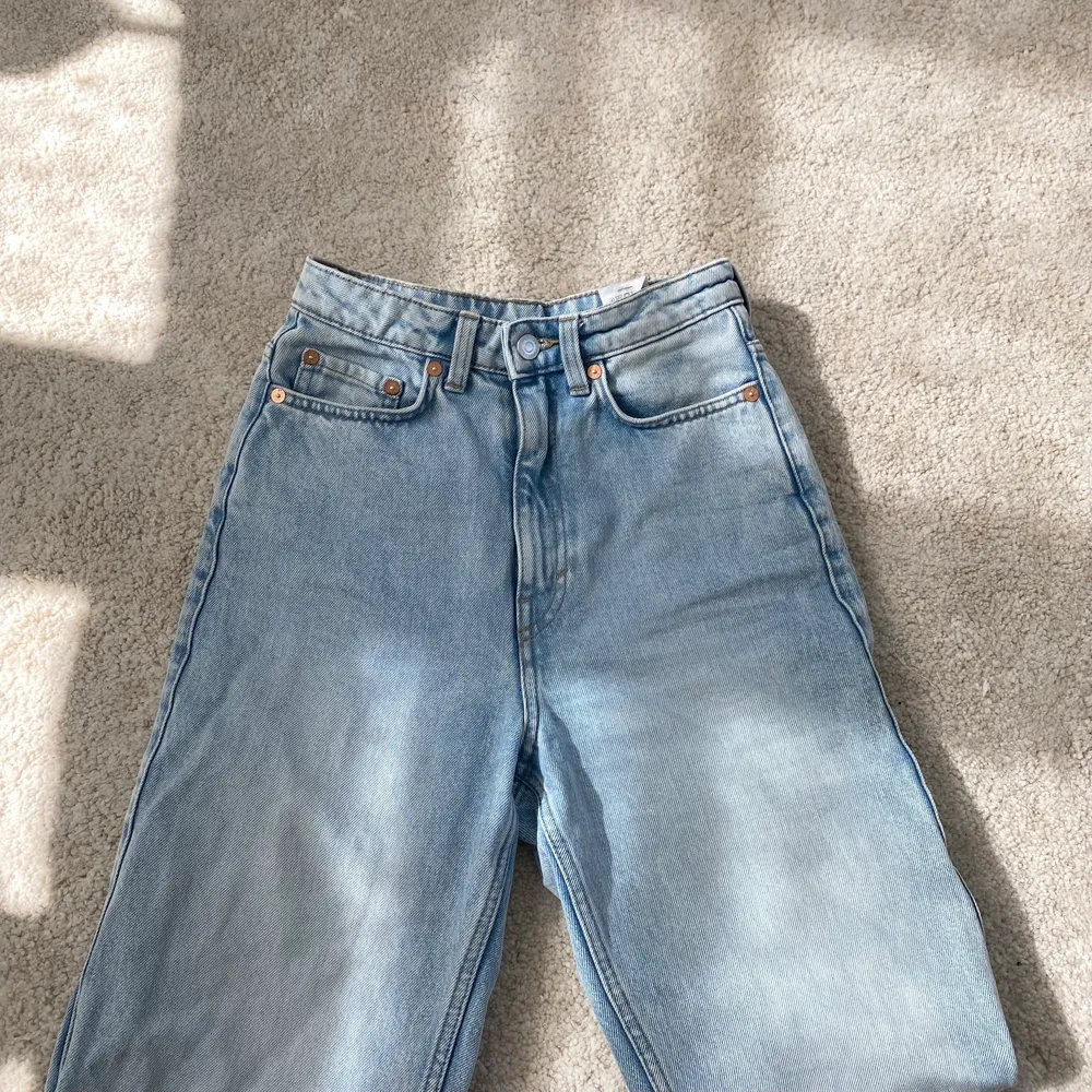 Ljusblå jeans från weekday i modellen ”rowe”. Som nya. W25 L32. Är perfekt långa på mig som är 173. Frakt 66kr. Jeans & Byxor.