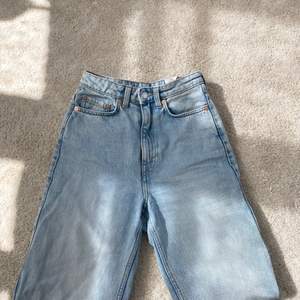 Ljusblå jeans från weekday i modellen ”rowe”. Som nya. W25 L32. Är perfekt långa på mig som är 173. Frakt 66kr