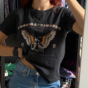 Svart tshirt med tryck - svart tshirt med tryck från Gina, storlek xs, knappt använd, säljer för 49kr + frakt 🚚! Skriv vid intresse eller frågor!