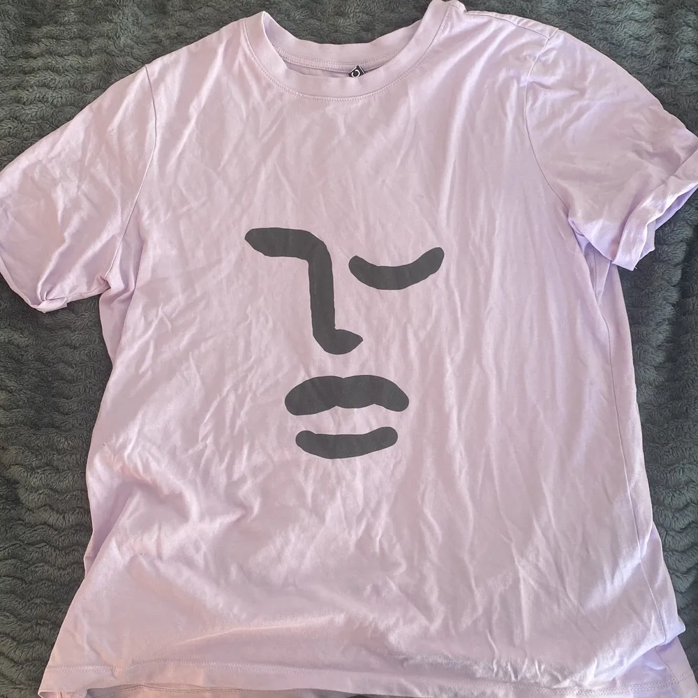 En lila t-shirt från vero Moda i storlek s. Använd några gånger💗. T-shirts.