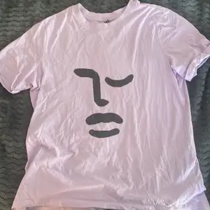 En lila t-shirt från vero Moda i storlek s. Använd några gånger💗