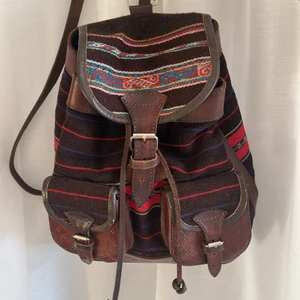 Ryggsäck - jättefin lite mindre ryggsäck med läder och broderade deltaljer. Mycket gott skick.