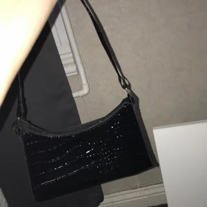 Väska  - Använder aldrig men jätte fin!! 