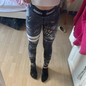 Stronger byxor  - Stronger träningsbyxor stl xs-s. Fint skick. Skickas spårbart med Postnord. Pris är diskuterbart. 