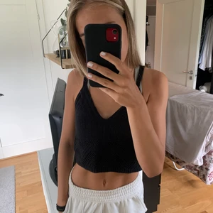 Linne - Säljer detta fina virkade linnet är osäker vars det är köpt men är mycket bra skick, säljer då jag tycker det är lite förstort💕 sista bilden ser man bäst mönstret 