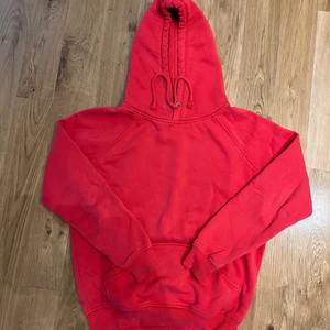 Hoodie från bikbok strl XS - Röd Hoodie från bikbok i storlek XS. Tröjan är i fint skick men för liten för mig  Frakt tillkommer till priset