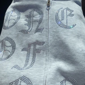 One of one zip up - intressekoll på min one of one kofta som inte säljs längre, köpt på deras visby pop up store och är unisex samt storlek S i perfekt skick, alla stenar sitter även kvar Säljer pga jag inte använder den lika mycket längre💘💘 nypris 1500