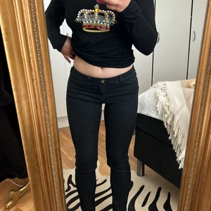 Lågmidjade jeans - Ett par svarta lågmidjade jeans från armani använda 1-2 gånger! Säljer pga att jag inte passar i dem! Vet inte riktigt vilken storlek men jag brukar ha s-m i byxor eller w28 l30. Jag är 157 lång
