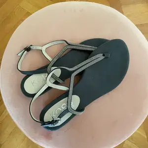 Säljer dessa urgulliga Micheal kors sandaler i svart med beiga detaljer och silver kedja! De är i storlek 8 1/2. Passar en storlek 39 i svensk storlek! Super gulliga verkligen❣️