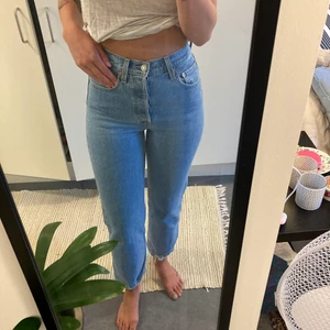 Levi’s ribcage - Använda ett fåtal gånger!  Strl W24/L29, men sitter mer som W25/26. 🦋 Nypris ca 1200kr