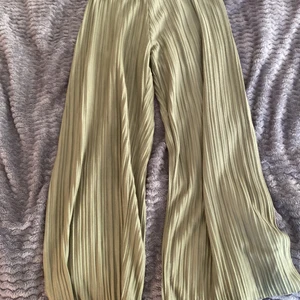 Ett par militär gröna byxor  - Ett par militär gröna byxor från Lindex i storlek 170. Användt några gånger.❣️