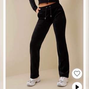 Säljer mina svarta juciy byxor, dom ser helt nya ut förutom (sista bilden). GRATIS FRAKT!! (skriv till mig vid intresse)