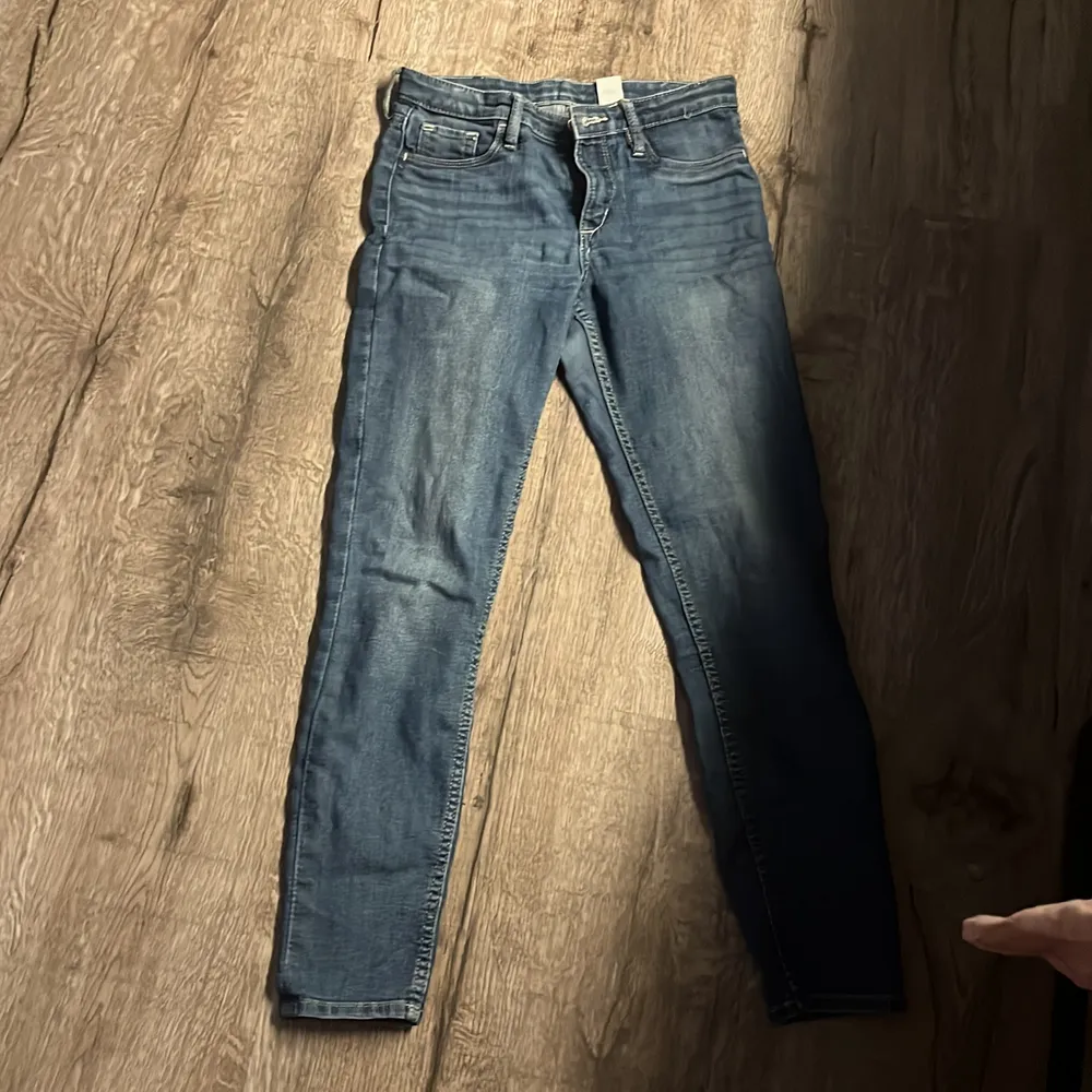 Blåa jeans från H&M. Storlek 146 i barn storlek.  köparen står för frakten. . Jeans & Byxor.