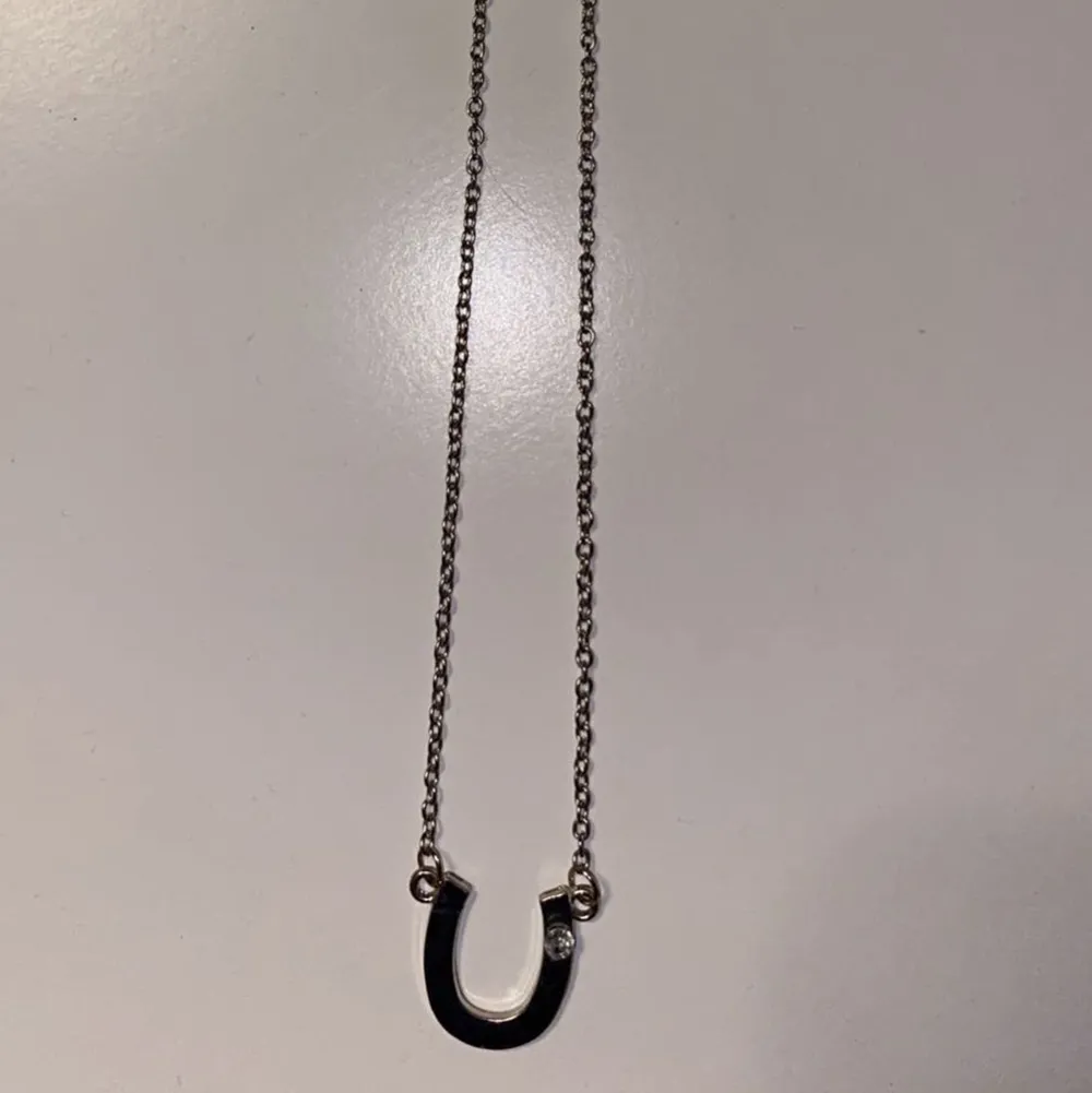 Säljer detta söta halsband med en liten sten på. ‼️Tryck inte på köp direkt!. Accessoarer.