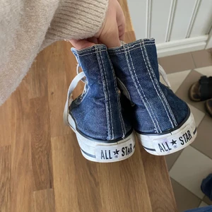 Converse - Säljer nu dessa jätte snygga converse i jeans. Det är lite slitna men jag tyvker sjölv att convers är snyggare när de är slitna (och mycket skönare!!!)   Tryck ej på köp direkt. Skriv om du är intresserad. Använder mig endast av swish!!