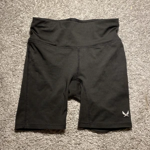Svarta tränings hotpants/cykelbyxor 🖤 - Säljer dessa fina tränings hotpants/cykelbyxor 🖤. Köpta på Stadium med Stadiums märkte ”SOC”. Storleken 122/128 men skulle säga att dem passar 134 också 💖. 
