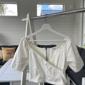 Jeans topp - Vit topp i jeansmaterial i storlek 36 som tyvärr inte kommit till användning💘 skriv om du har några frågor eller vill diskutera priset är 