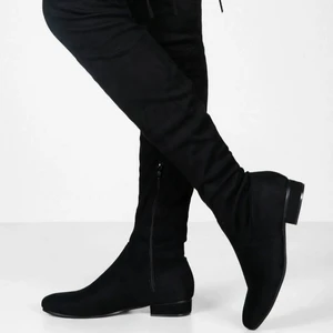 Höga skor - Köpte dessa för ca 3 år sedan endast andvända ca 3 ggr. Stlr 41. Nypris 300,säljer dem nu för 150kr. Kan mötas upp eller fraktas (köparen står för frakten) 