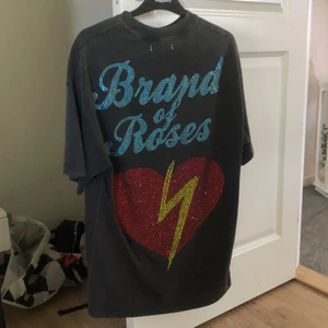 Brand of roses t-shirt  - Brand of roses t-shirt i storlek XS fast den är väldigt stor i storleken så den passar någon som har M och L 