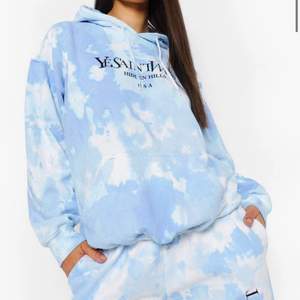 Säljer denna mysiga blåa hoodien från boohoo i storlek S. Skulle säga att den är lite tunnare i materialet. Knappt använd och är i fint skick!💙