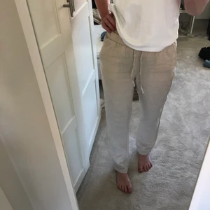 Linné byxor från HM - Långa linnebyxor från HM. Straight fit. Jag är 170 cm för referens. Säljer då jag inte använder längre.