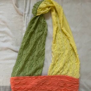 Halterneck topp med fina färger!  - säljer denna färgglada toppen med halterneck, toppen är från Shein och säljer då den aldrig kommit till användning. Materialet är luftigt och skönt samtidigt som den sitter kvar på kroppen😍😍