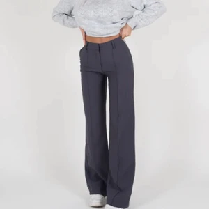 Mörkgrå kostymbyxor  - As sköna och snygga kostymbyxor som tyvärr säljs för de är för stora. De kommer från Venderbys och är långa på mig som är 165🫶🏻