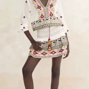 Zara kjol - En populär zara kjol, slutsåld i denna storlek! Köpt i mitten av sommaren och använd fåtals gånger. 