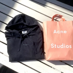 Acne Studios Stockholm Reverse Logo Hoodie - Hej! Jag säljer nu min Acne Studios hoodie. Den är i bra skick utan tydliga tecken på användning. Nypris är runt 3500 men verkar vara slutsåld överallt. Den är i storlek Large och True To Size. Priset är inte hugget i sten. Hör av er vid funderingar😃