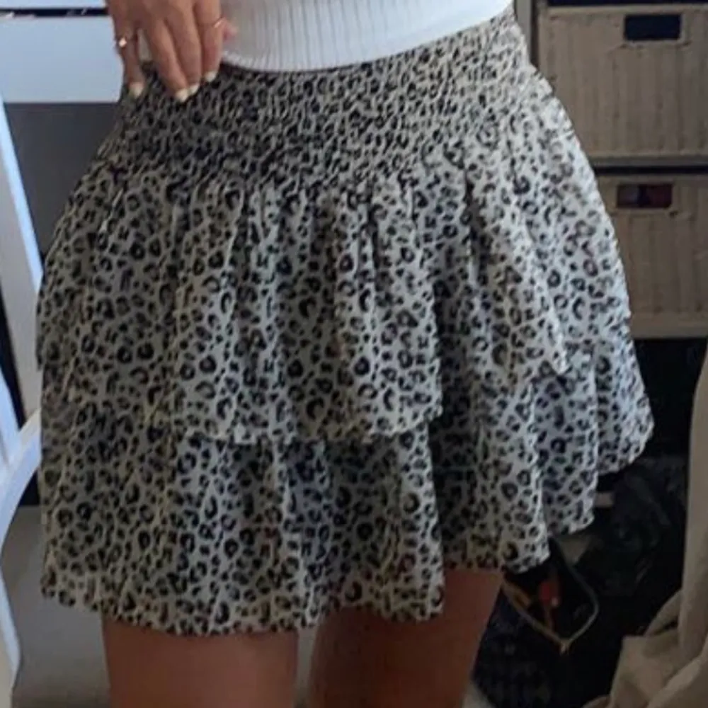 Leopard kjol från kappahl. Säljer då den inte kommer till användning. Köparen står för frakten🤍. Kjolar.
