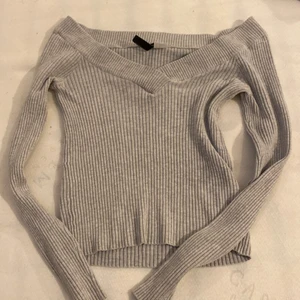 Hm tröja - En grå tröja som jag faktiskt aldrig haft på mig utan bara blivigt tvättad ganska inne nu