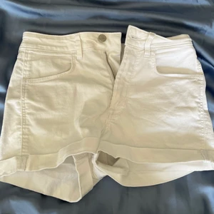 Vita jeans shorts - Vita fina jeans shorts. Dem e lite låg midjade beror på liksom. Ingen fläck eller så på dem. 